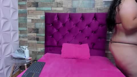 Snapshot of carolina_lenon chatting on February 27, 7:47 pm Angie Carolina online show from February 27, 7:47 pm