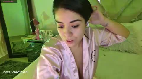 Snapshot of carolinafox_ chatting on April 26, 3:26 am caroline online show from April 26, 3:26 am