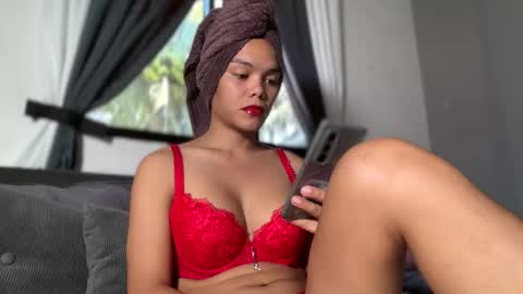 caroline_east online show from April 7, 2:01 am