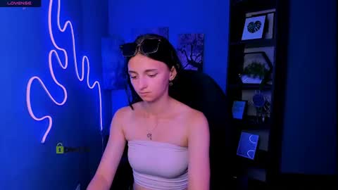 Snapshot of caroline_honeyy chatting on June 23, 8:18 pm Caroline online show from June 23, 8:18 pm