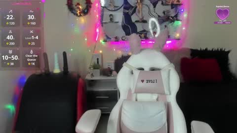 Snapshot of caroline_lenox chatting on January 16, 4:38 am Caroline Lenox online show from January 16, 4:38 am