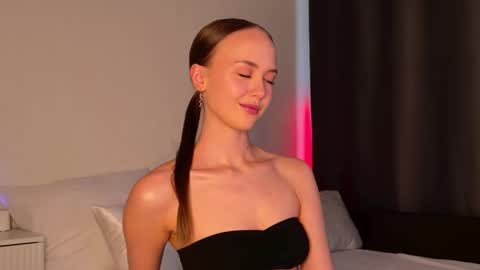 Caroline Porton online show from April 15, 2:35 pm