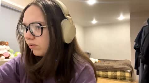 Emilia online show from December 19, 2:40 am