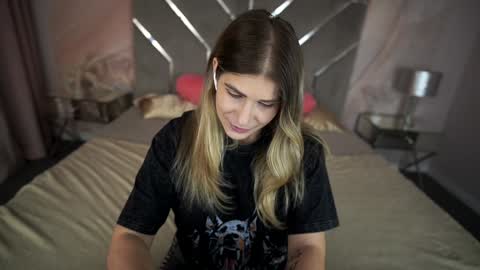 Snapshot of cassandragood chatting on February 5, 10:51 am Lena online show from February 5, 10:51 am