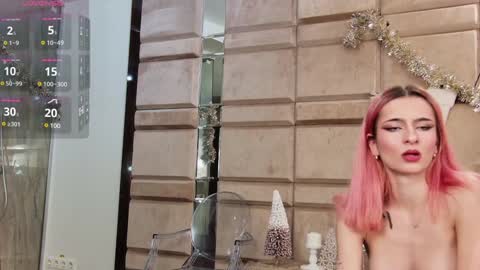 Snapshot of cassiefoxx_ chatting on December 15, 7:53 pm Cassie online show from December 15, 7:53 pm