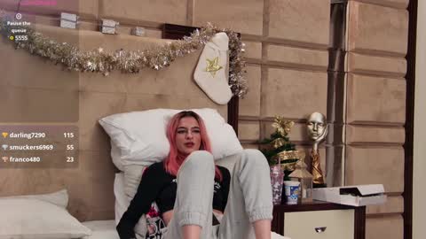 Snapshot of cassiefoxx_ chatting on December 20, 1:58 am Cassie online show from December 20, 1:58 am