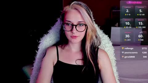 Snapshot of cassy_moore chatting on December 8, 10:25 pm Ellie online show from December 8, 10:25 pm