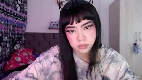 Snapshot of cat_mila_ chatting on April 29, 7:34 am Mila online show from April 29, 7:34 am