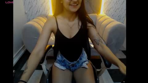 Snapshot of catalella_little_b chatting on June 20, 12:19 pm catalella_little_b online show from June 20, 12:19 pm