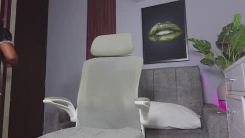 Snapshot of catalina_goddess chatting on June 20, 3:53 am catalina_goddess online show from June 20, 3:53 am