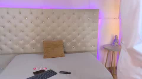 Snapshot of cathmellow_ chatting on February 4, 7:09 pm CATH online show from February 4, 7:09 pm