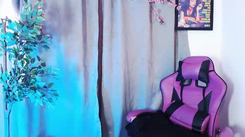 Snapshot of cati_petite chatting on April 14, 2:12 pm Cati help me reach my goal of 100 thumbs up again 3 online show from April 14, 2:12 pm