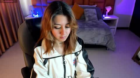 catti_brie_ online show from November 10, 11:53 am