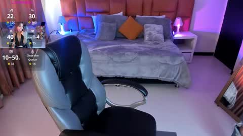 catti_brie_ online show from November 11, 11:54 am