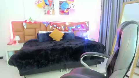 catti_brie_ online show from July 8, 11:37 am