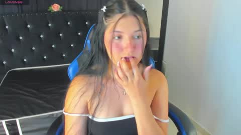 Snapshot of celesttee_21 chatting on April 21, 9:28 pm Celesttee online show from April 21, 9:28 pm