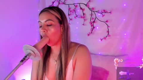 Hello guys my name is Sofi and Lizzie and  Vanessa online show from October 17, 3:31 am