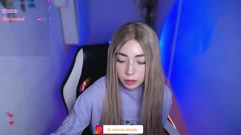 Snapshot of channel_blonde_a chatting on November 27, 7:49 pm channel_blonde_a online show from November 27, 7:49 pm