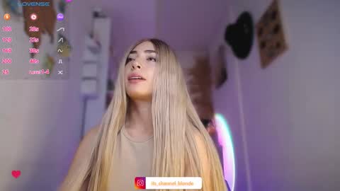 Snapshot of channel_blonde_a chatting on December 5, 6:26 pm channel_blonde_a online show from December 5, 6:26 pm