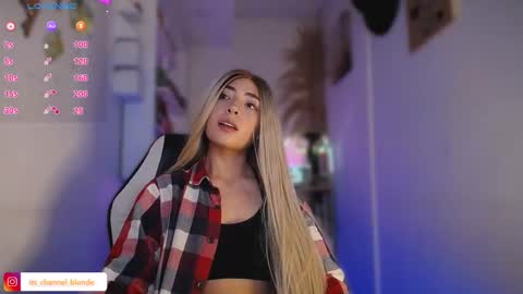 Snapshot of channel_blonde_a chatting on December 18, 5:13 am channel_blonde_a online show from December 18, 5:13 am