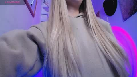 Snapshot of channel_blonde_a chatting on April 13, 8:36 pm channel_blonde_a online show from April 13, 8:36 pm