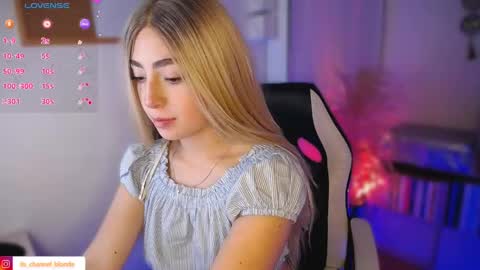 Snapshot of channel_blonde_a chatting on April 29, 1:43 am channel_blonde_a online show from April 29, 1:43 am