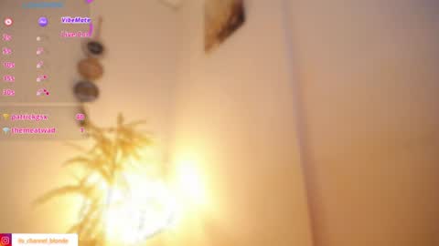 Snapshot of channel_blonde_a chatting on June 10, 10:41 pm channel_blonde_a online show from June 10, 10:41 pm