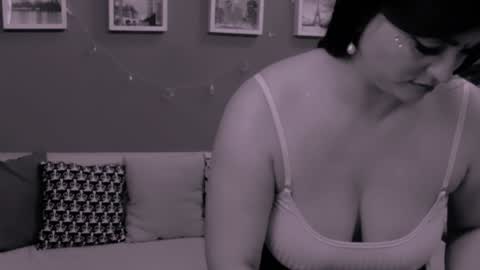 The Queen online show from December 22, 3:33 am