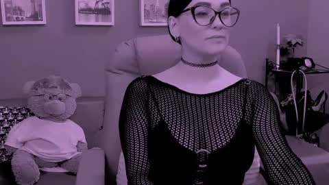 The Queen online show from April 5, 6:43 am