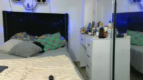 charlotte_027 online show from April 7, 3:51 am