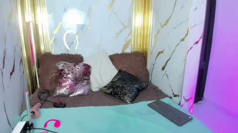 charlotte__milf online show from July 17, 7:52 pm