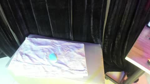 Snapshot of charlotte_brown_1 chatting on December 7, 11:18 am CHARLOTTE BROWN online show from December 7, 11:18 am