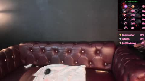 Snapshot of charlotte_brown_1 chatting on December 16, 5:43 pm CHARLOTTE BROWN online show from December 16, 5:43 pm