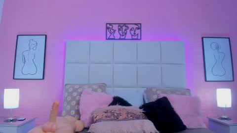 Snapshot of charlotte_kisss chatting on May 12, 8:17 pm Charlotte online show from May 12, 8:17 pm