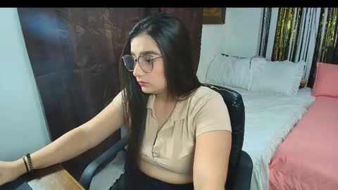 Snapshot of charlotte_richardson chatting on December 4, 2:21 am charlotte_richardson online show from December 4, 2:21 am
