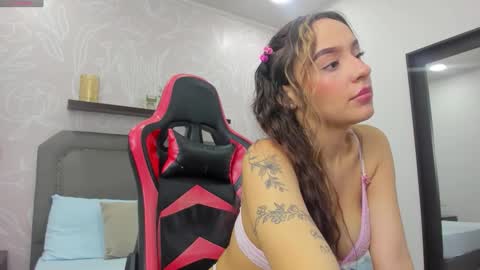 Snapshot of charlotte_rousee chatting on September 27, 12:32 pm charlotte_rousee online show from September 27, 12:32 pm