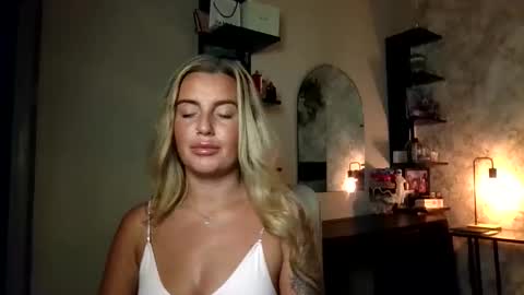 Snapshot of charlottemilfukx chatting on May 25, 11:11 pm Charlotte online show from May 25, 11:11 pm