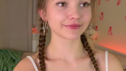 Snapshot of charming_bliss chatting on January 12, 4:01 pm Kaylee online show from January 12, 4:01 pm