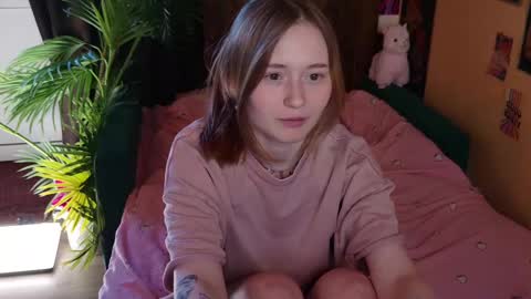 Snapshot of charming_lilly chatting on February 20, 1:19 pm Lissa online show from February 20, 1:19 pm