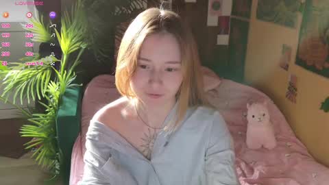 Snapshot of charming_lilly chatting on February 24, 7:22 am Lissa online show from February 24, 7:22 am