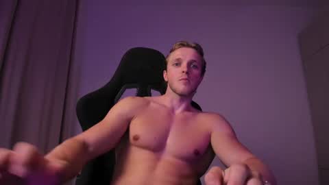 Snapshot of chasereed_ chatting on July 8, 9:30 pm Chase Reed online show from July 8, 9:30 pm
