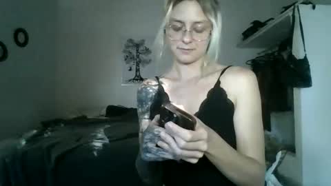 cherryblushxo online show from May 9, 12:16 am
