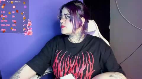  dayis independent model  online show from December 9, 5:29 am