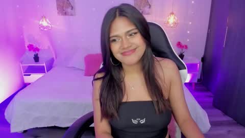 Snapshot of cherryvixen_ chatting on October 20, 6:14 am Cherry Vixen online show from October 20, 6:14 am