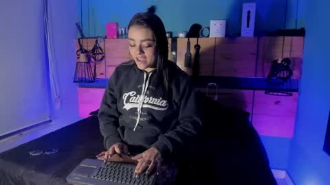 Chloeallennn  online show from April 13, 2:00 pm