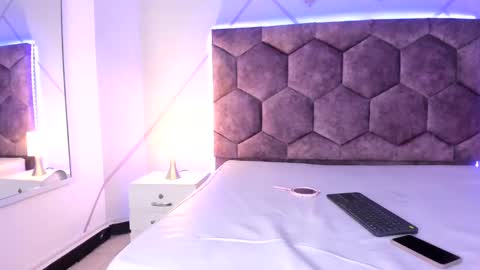 Snapshot of chloe_durand_ chatting on February 21, 10:59 pm chloe_durand_ online show from February 21, 10:59 pm