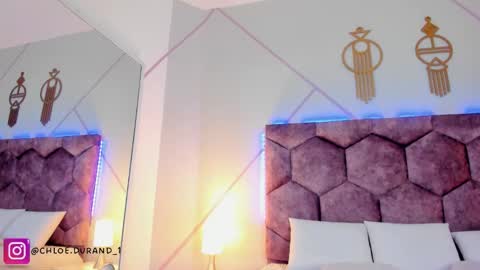 Snapshot of chloe_durand_ chatting on October 12, 8:13 am chloe_durand_ online show from October 12, 8:13 am