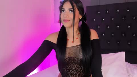 Snapshot of chloe_sterling chatting on March 25, 7:42 pm chloe_sterling online show from March 25, 7:42 pm