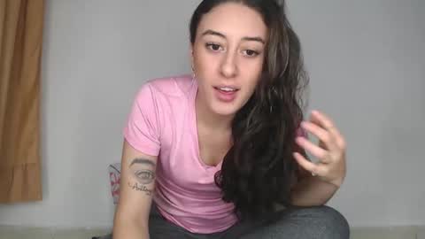 Snapshot of chloe_vahos chatting on October 6, 1:14 am Chloe online show from October 6, 1:14 am