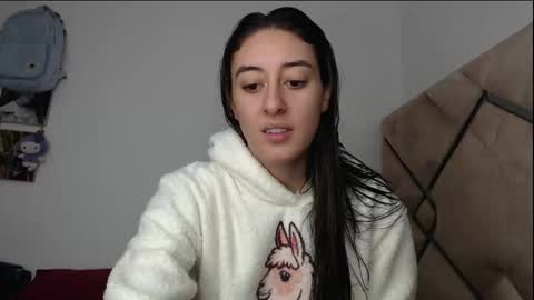 Snapshot of chloe_vahos chatting on January 5, 7:39 pm Chloe online show from January 5, 7:39 pm